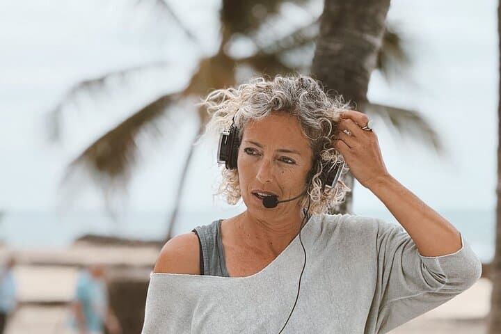 Yoga with headphones in front of the sea in Lanzarote