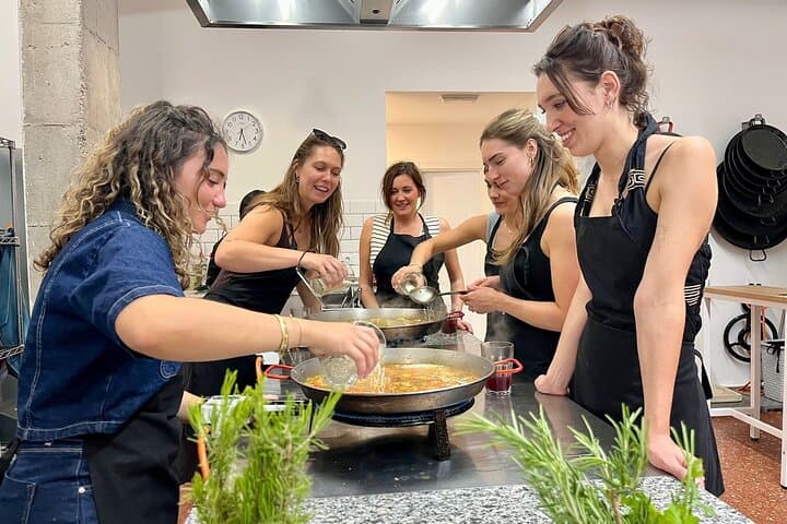 Paella cooking class: Sangria workshop, Tapas & Wine – evening
