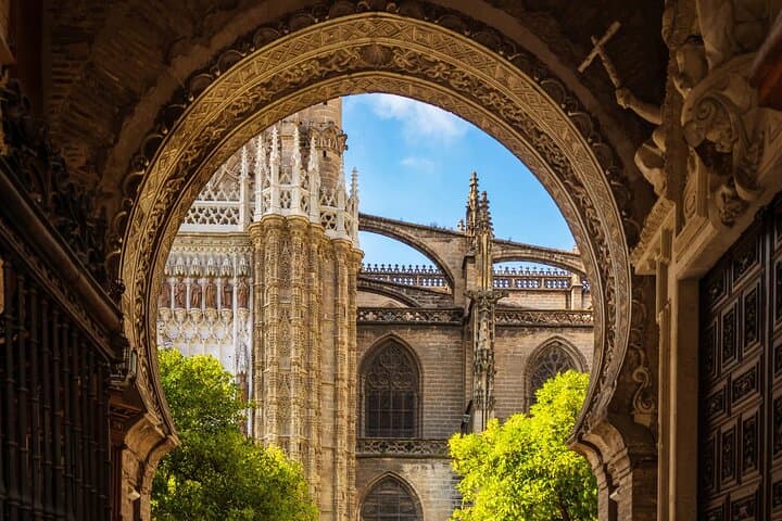 Seville: guided tour of Alcazar, Cathedral, Giralda and Santa Cruz