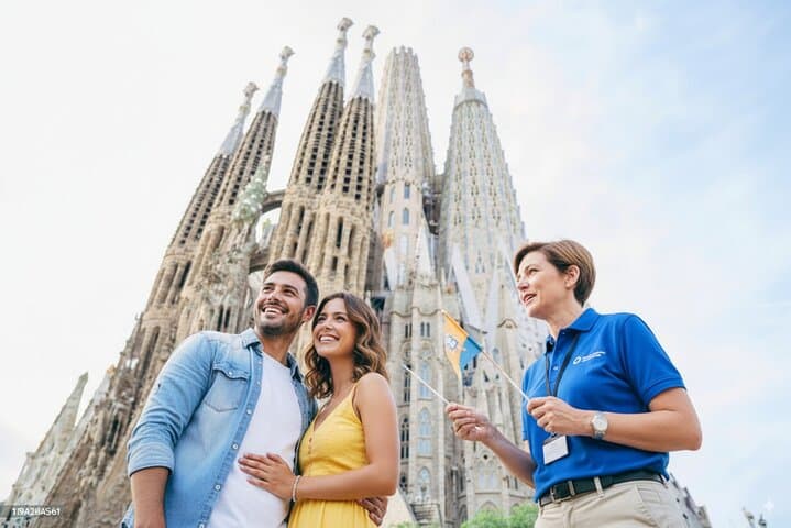 A couple of tourists and a guide in front of the Sagrada Família