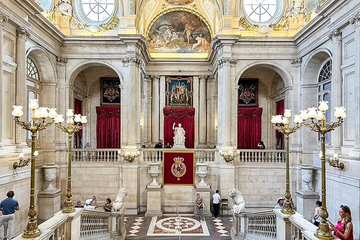 The regulations of the Royal Palace allow you to take photographs in most places as long as you do not use flash