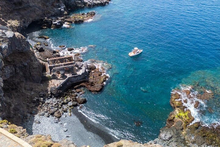 Whale watching and snorkelling in the whale sanctuary