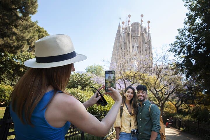 Sagrada Família and Gothic Quarter 2 Hour Walking Tour