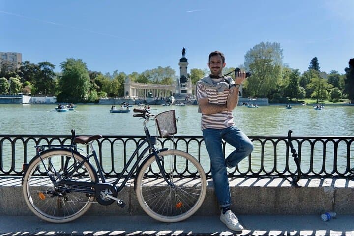 Explore Madrid by bike taking photos with Benja