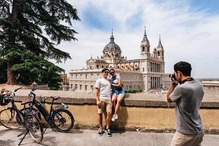 Explore Madrid by bike taking photos with Benja