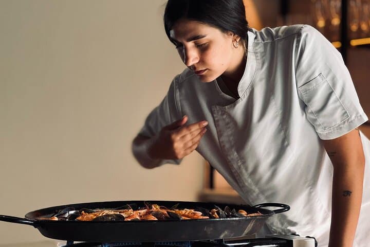 Seville: Paella Showcooking Experience