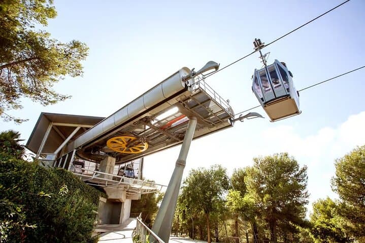 Montjuïc Castle & Gothic Quarter Tour with Cable Car Experience