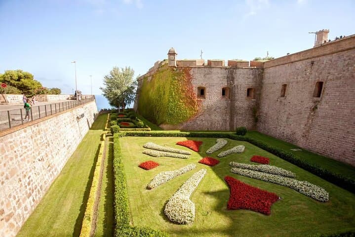 Montjuïc Castle & Gothic Quarter Tour with Cable Car Experience