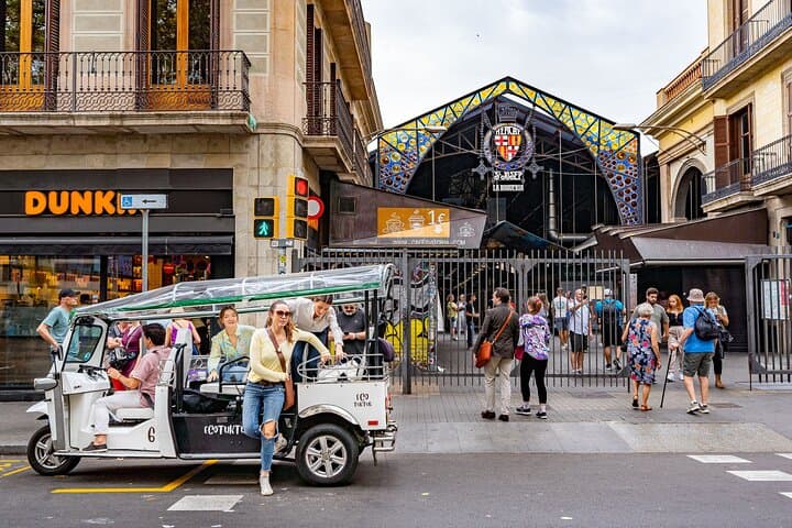 Tour Welcome to Barcelona in Eco Tuk Tuk Private with Local Guide