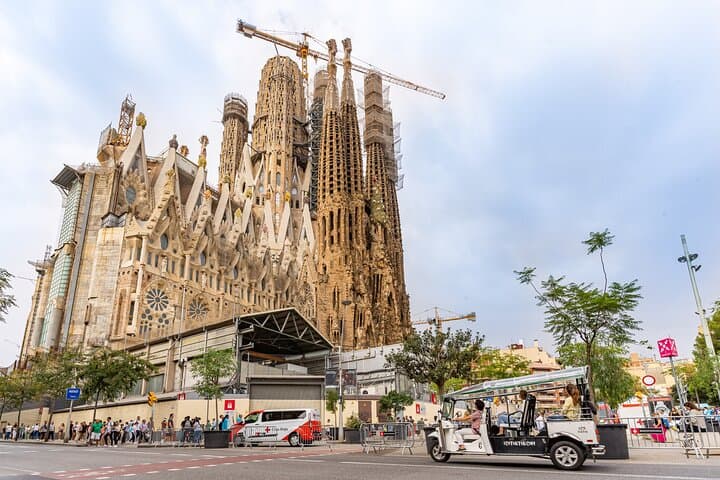 Tour Welcome to Barcelona in Eco Tuk Tuk Private with Local Guide