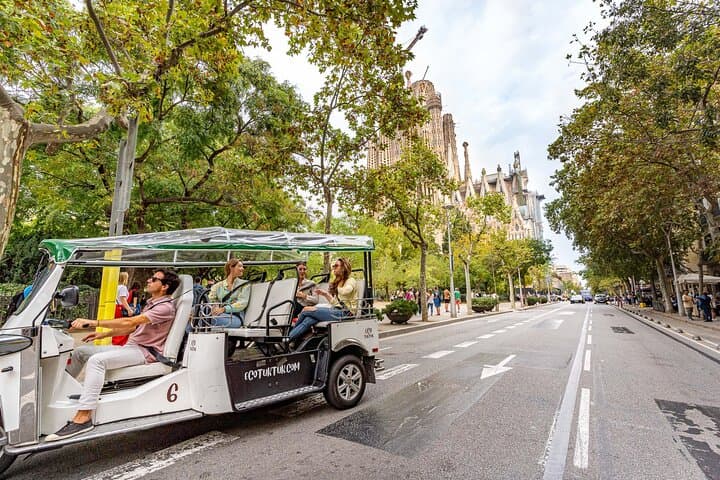 Tour Welcome to Barcelona in Eco Tuk Tuk Private with Local Guide