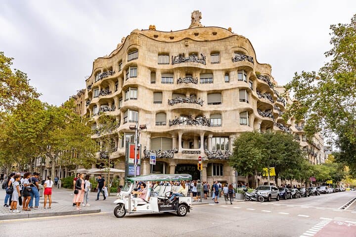 Tour Welcome to Barcelona in Eco Tuk Tuk Private with Local Guide