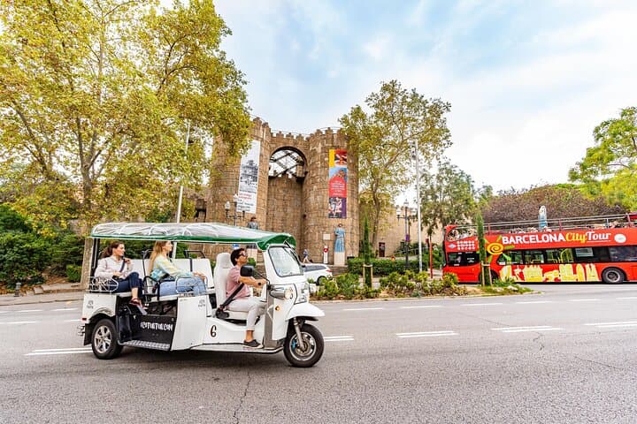 Expert Tour Plus of Barcelona in Eco Tuk Tuk Private