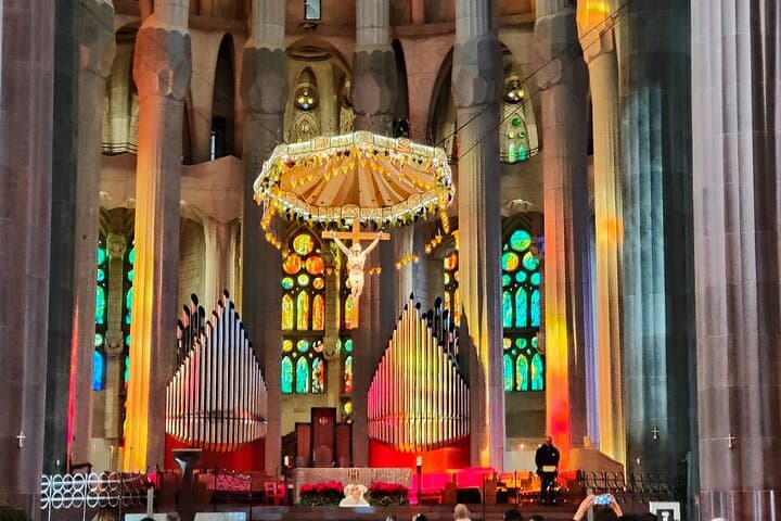 Sagrada Familia small group tour with an Architect Guide