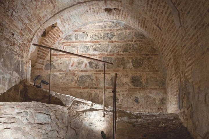 Tour Toledo 5 Underground Discover Hidden History in English