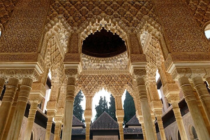 Premium Half Day Tour of the Alhambra of Granada + tickets