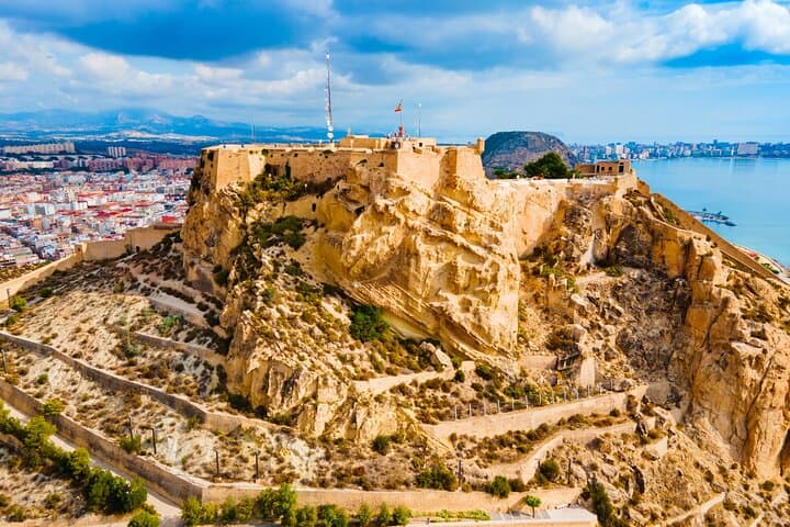 From Alicante: Santa Bárbara Castle, Canelobre Caves & Beach
