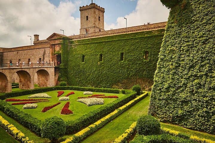 Barcelona: Montjuic Cable Car Ticket and Audio Tour on Your Phone