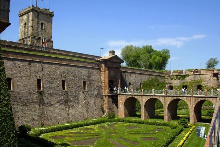 Barcelona: Montjuic Cable Car Ticket and Audio Tour on Your Phone