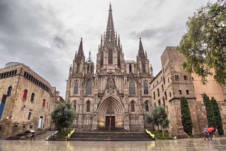 Essential Barcelona Walking Tour Gaudi and Gothic Quarter