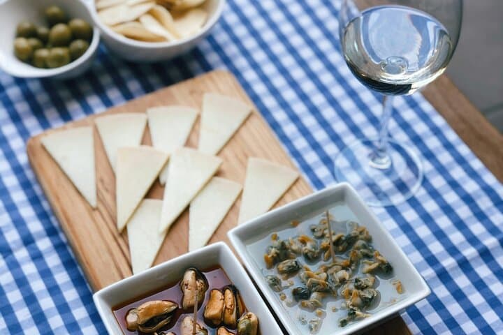 Valencia Benimaclet Tour with Gourmet Conservas and Wine Tasting