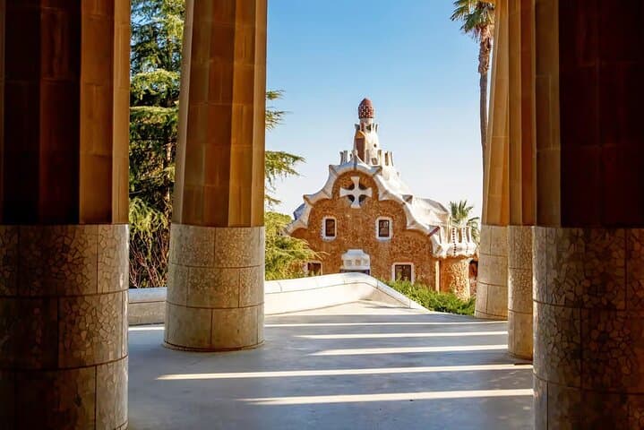 Barcelona: Park Güell Exclusive Guided Walking Tour