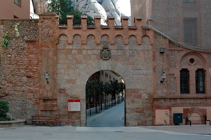 Monasterio de Montserrat
Portal del monasterio en la plaza del Abat Oliba