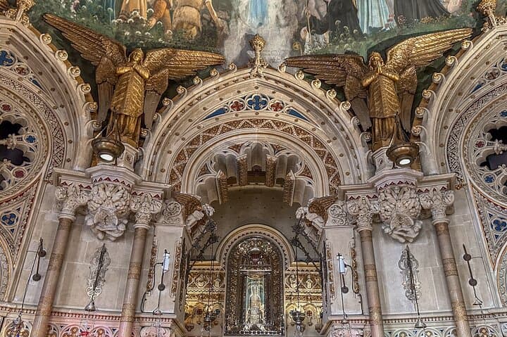 Montserrat Monastery and Sagrada Familia Tour with Liquor Tasting