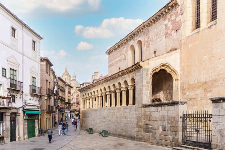 Hello Segovia: Private 2-Hour Intro City Walk with Local Guide