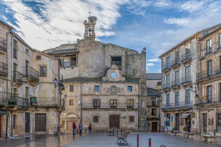 Hello Segovia: Private 2-Hour Intro City Walk with Local Guide