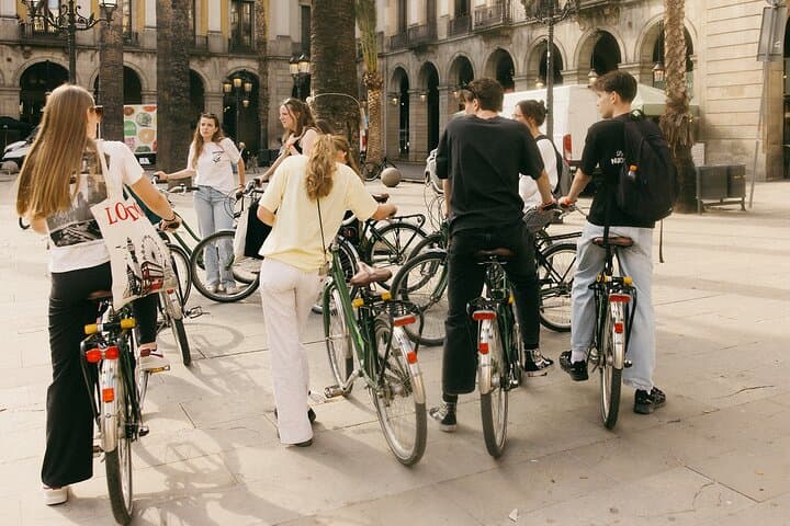 Private family tour in Plaça Reial