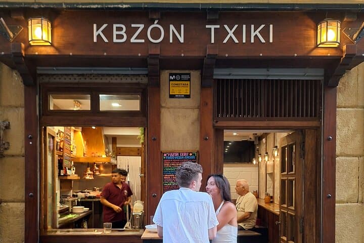 A couple enjoying our pintxos tour