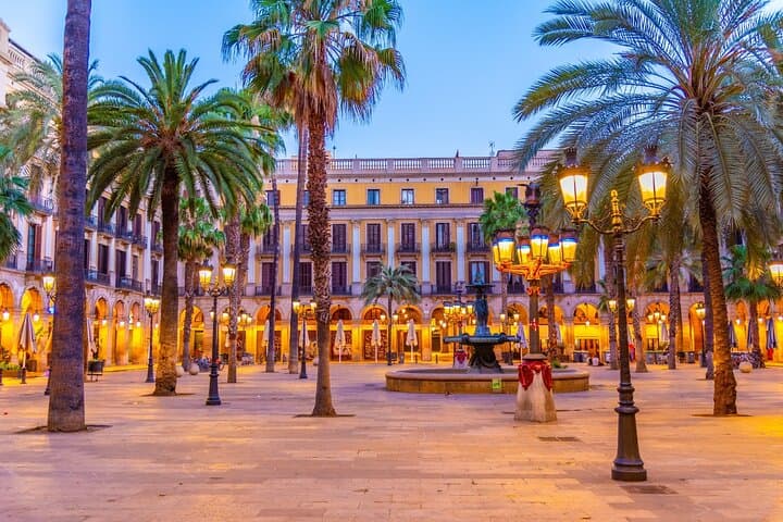 Plaça Reial: Gaudí’s arcades and famous street lamps.