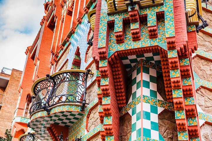 Casa Milà by Gaudí: Architectural Walking Tour