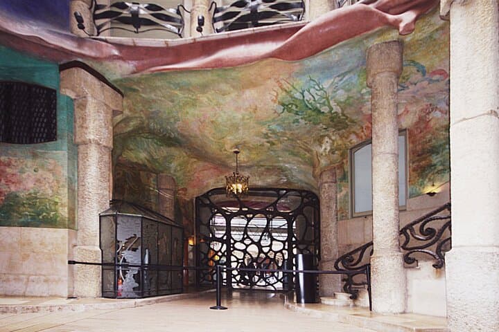 Casa Milà by Gaudí: Architectural Walking Tour