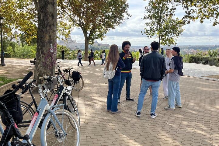 Madrid: Highlights Bike Tour with Madroño Tasting