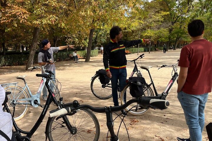 Madrid: Highlights Bike Tour with Madroño Tasting