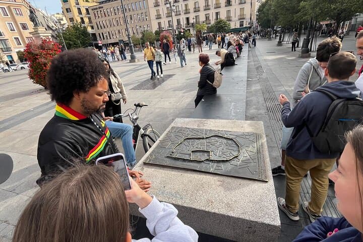 Madrid: Highlights Bike Tour with Madroño Tasting