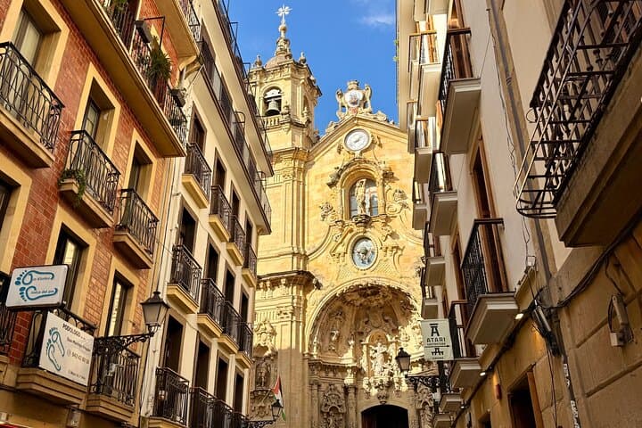 San Sebastian Historic Walking Tour with Pintxo and Drink