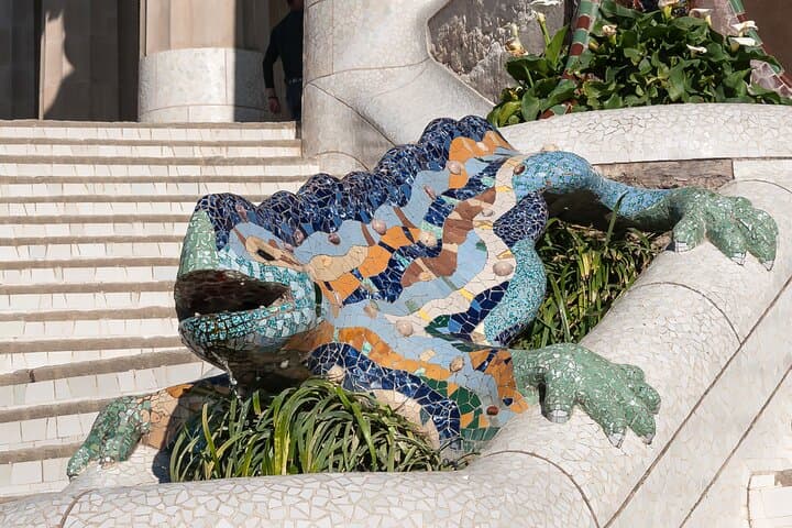 Barcelona: Park Güell Exclusive Guided Walking Tour