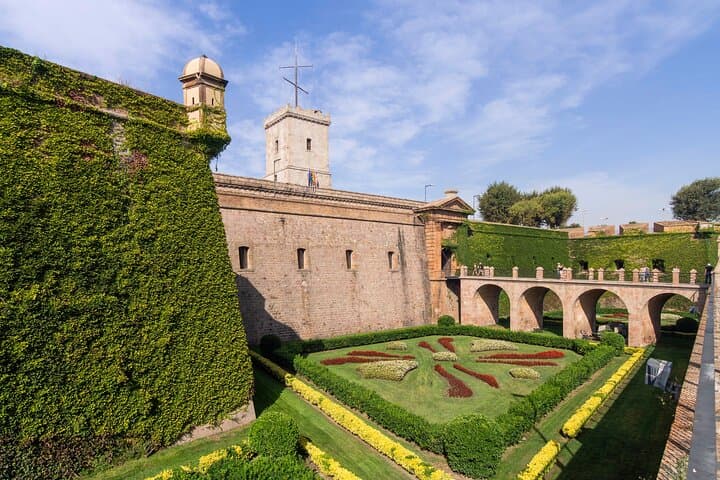 Montjuïc Castle & Gothic Quarter Tour with Cable Car Experience