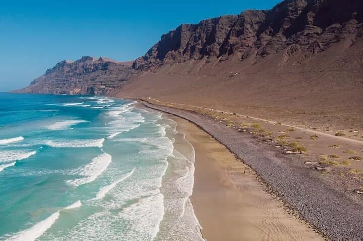9 km long, 400 meters of sandy bottom, a unique beach for walking, surfing or doing any water sport.