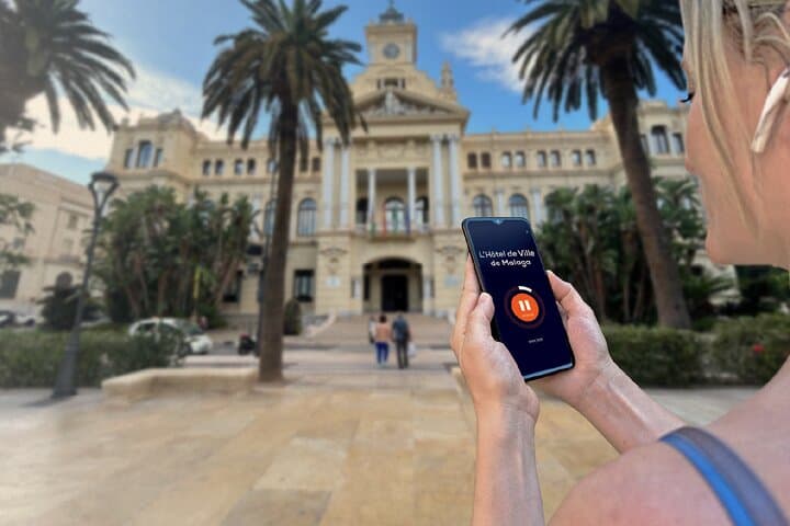 Visit of Malaga in freedom: In front of the majestic City Inn (Ayuntamiento) and its palm trees.