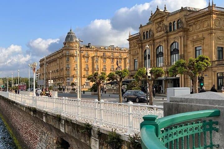 New Tour! Private 3H Walking City Tour in San Sebastian