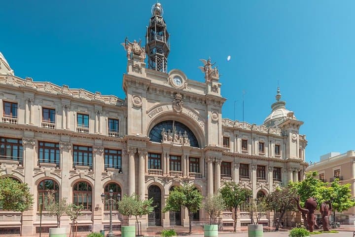 City Inn (Ayuntamiento): The monumental facade overlooking the main square.