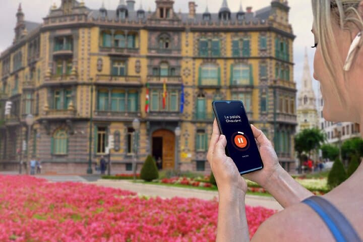 Visit of Bilbao in freedom: In front of the Chávarri Palace and its Flemish architecture, Moyúa Square.