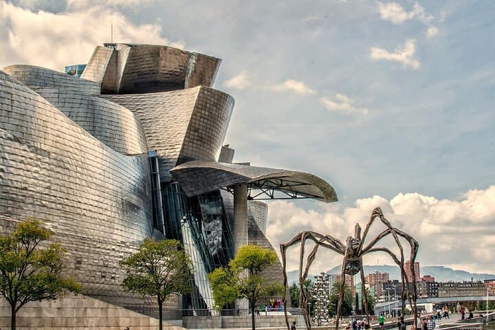 Guggenheim Museum: Frank Gehry's titanium masterpiece and the spider "Mom".
