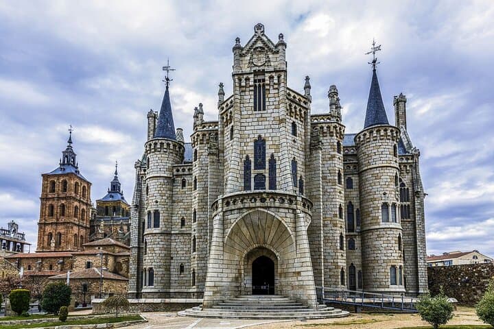 Palacio Gaudi Ticket with Audio Guide on Your Phone