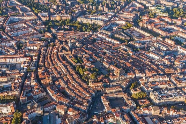 Discover Pamplona and Vitoria, an authentic experience.