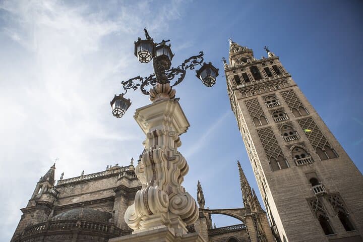 Lamppost of the Plaza Virgen de los Reyes